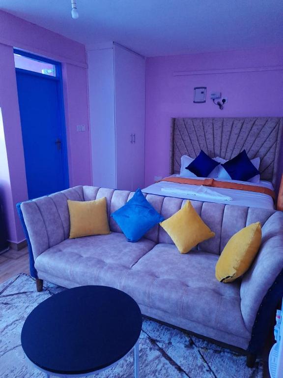 - un salon avec un canapé et un lit dans l'établissement Sparkles Homes, à Nairobi