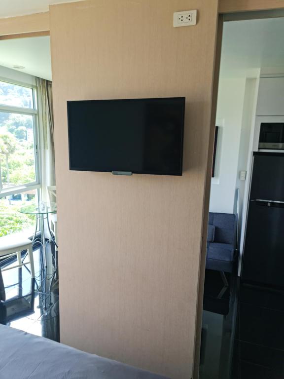 TV a/nebo společenská místnost v ubytování Art Patong Residence
