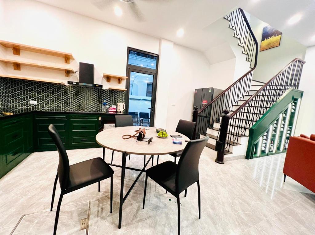 une salle à manger avec une table et des chaises et des escaliers dans l'établissement 3 bedrooms in the Villa - Vinhome Ocean Park, à Gia Lâm Pho