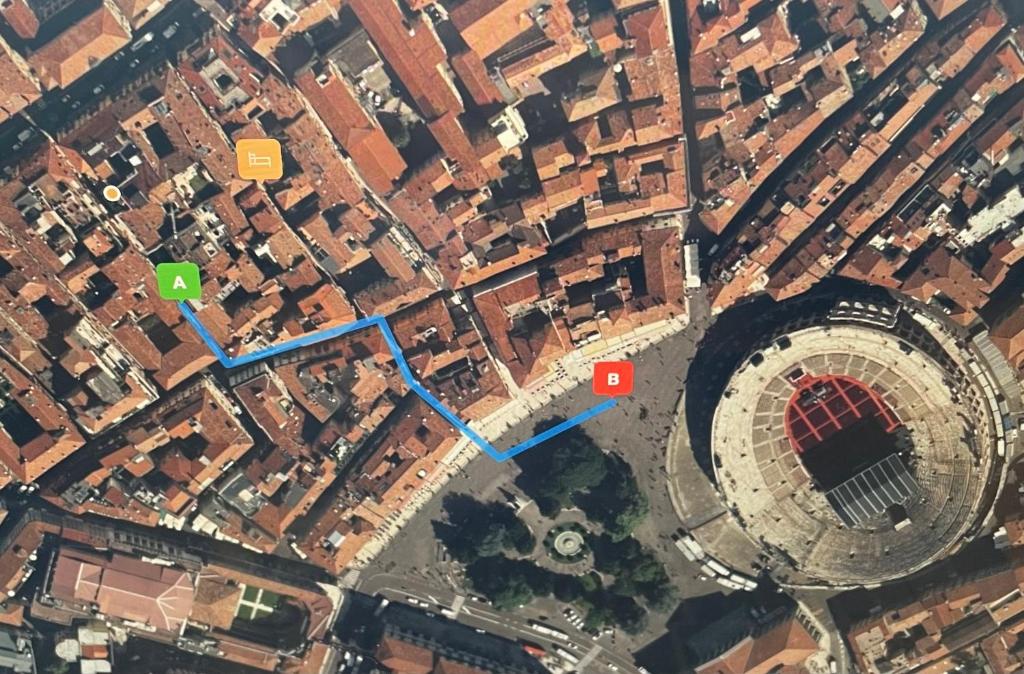 una vista aérea de una ciudad con una calle azul en L'appartamento di Giulietta, en Verona