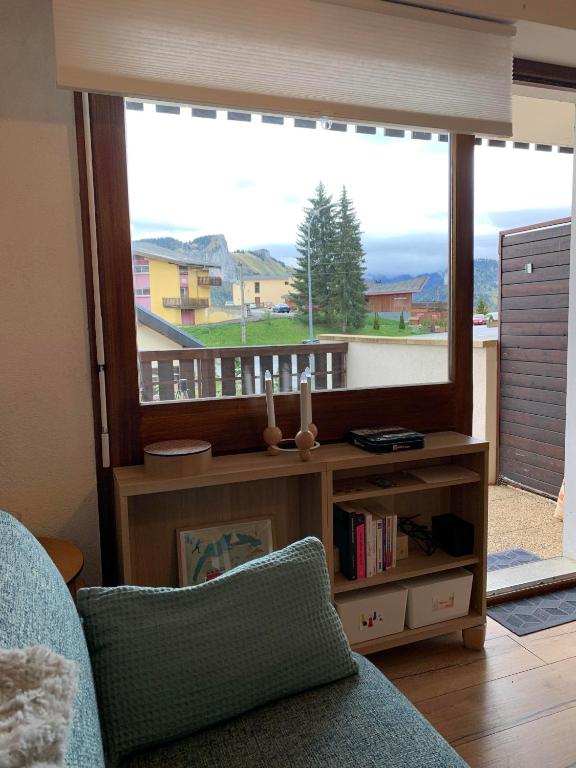 un salon avec une grande fenêtre avec vue dans l'établissement Myrtille, à Bellevaux
