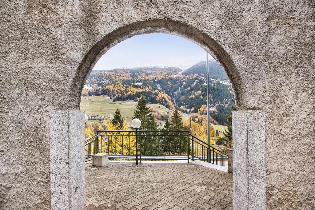 einen Torbogen in einem Gebäude mit Bergblick in der Unterkunft Le Sorgenti in Valdisotto