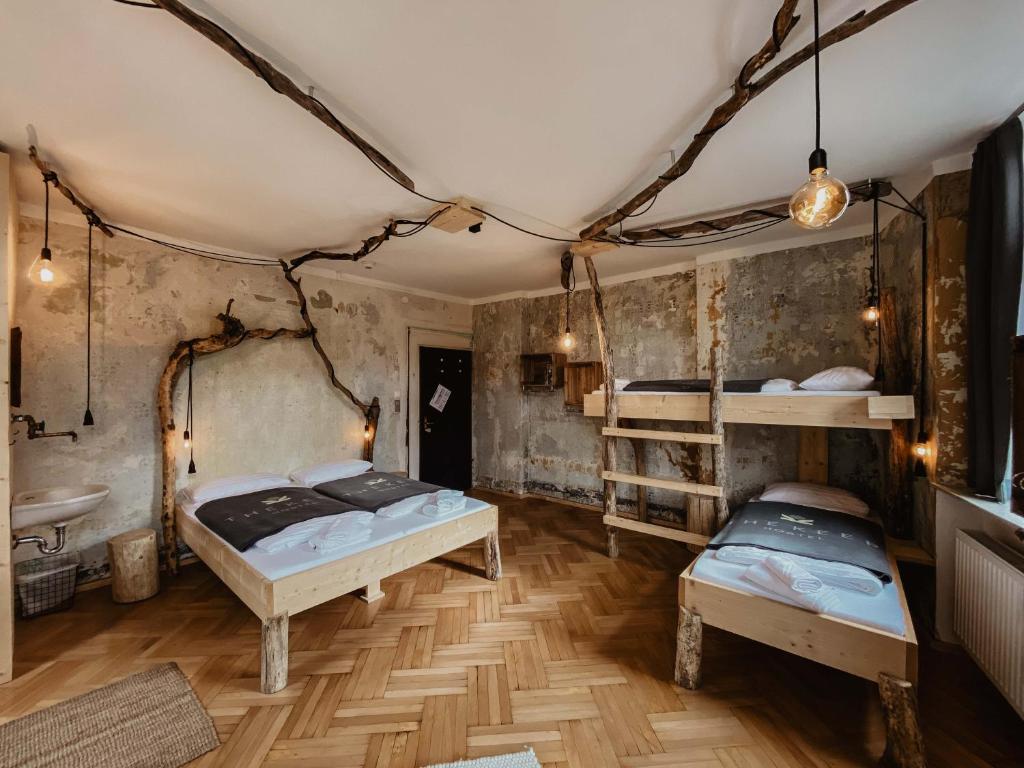 Postel nebo postele na pokoji v ubytování The Keep Eco Rooms