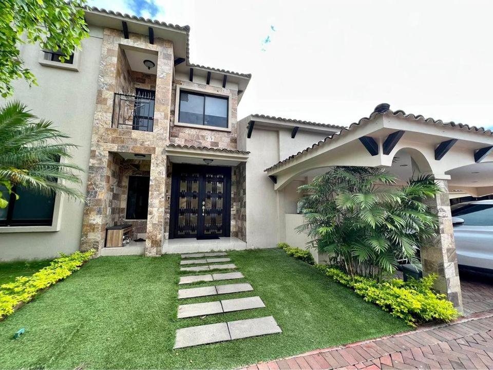 casa en samborondon, Samborondón (updated prices 2024)