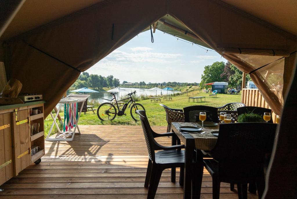 Výhled na řeku, která protéká v blízkosti kempu