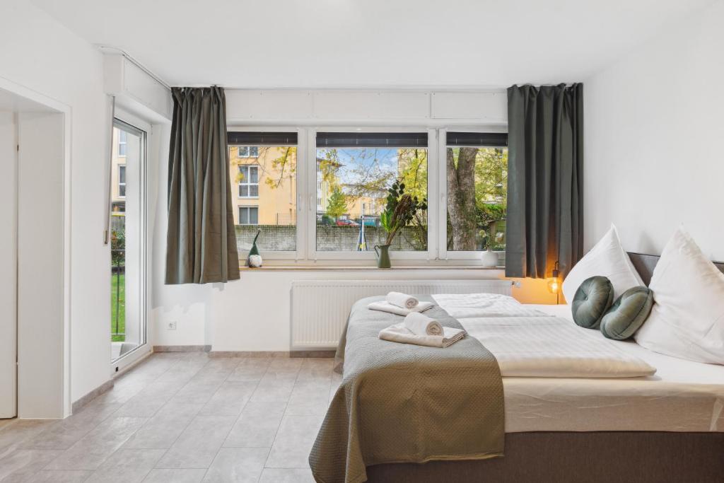Un dormitorio con una cama grande y una ventana en 1 Zi. Wohnung, 34m², Parken, Messe DUS, en Duisburg