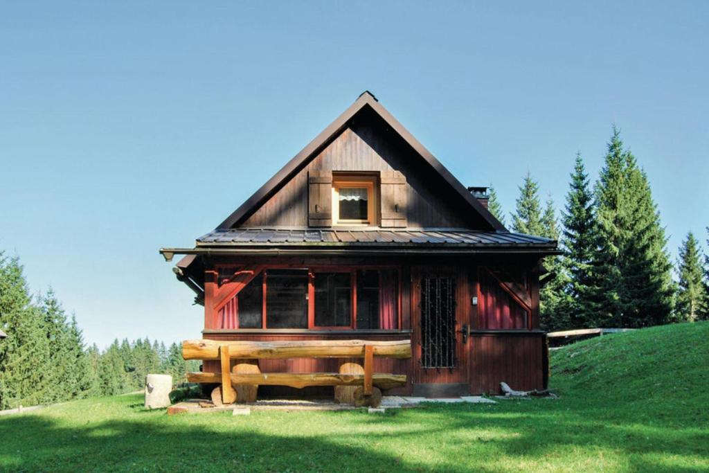 una piccola casa in cima a un campo verde di Mountain Lodge Jelje - Happy Rentals a Zgornje Gorje