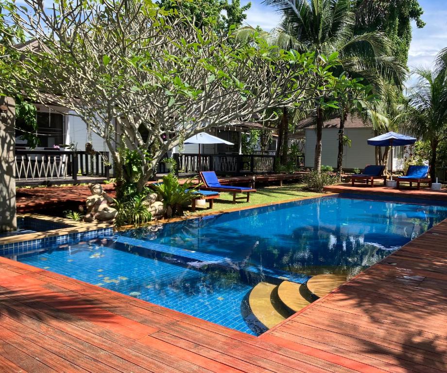 Bazén v ubytování Isle Beach Resort Krabi-SHA nebo v jeho okolí