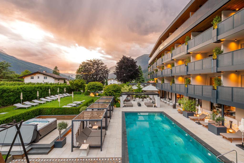 een uitzicht op een hotel met een zwembad bij Das Paradies in Laces