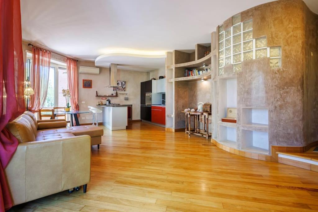 een woonkamer met een bank en een keuken bij appartamento a Testaccio in Rome