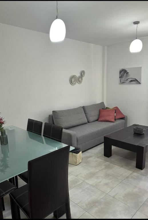 a living room with a couch and a table at Apartamento La Timba in Alcossebre