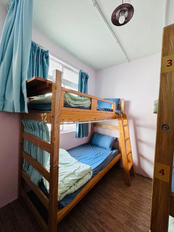 Postel nebo postele na pokoji v ubytování MatchBox Hostel