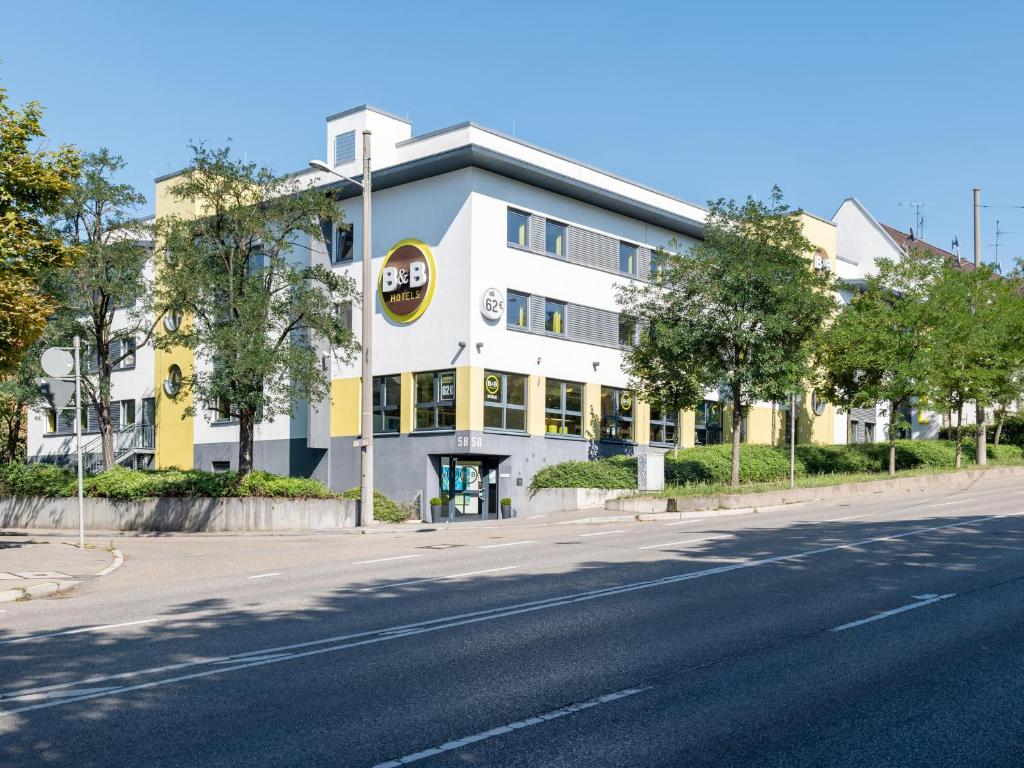 un edificio blanco al lado de una calle en B&B Hotel Stuttgart-City en Stuttgart