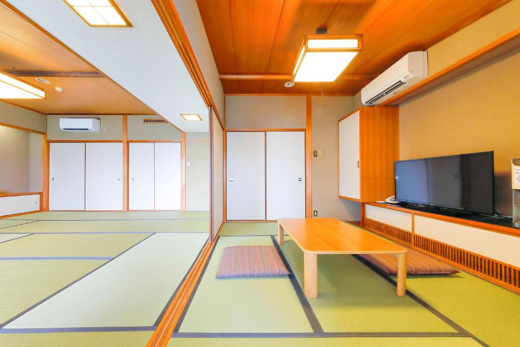 TV a/nebo společenská místnost v ubytování Ooedo Onsen Monogatari Nanki Kushimoto