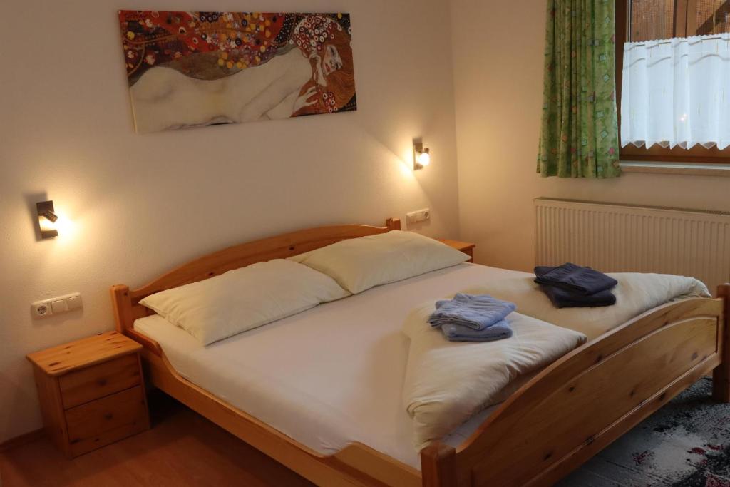 เตียงในห้องที่ Ferienwohnungen Schmelzhütte