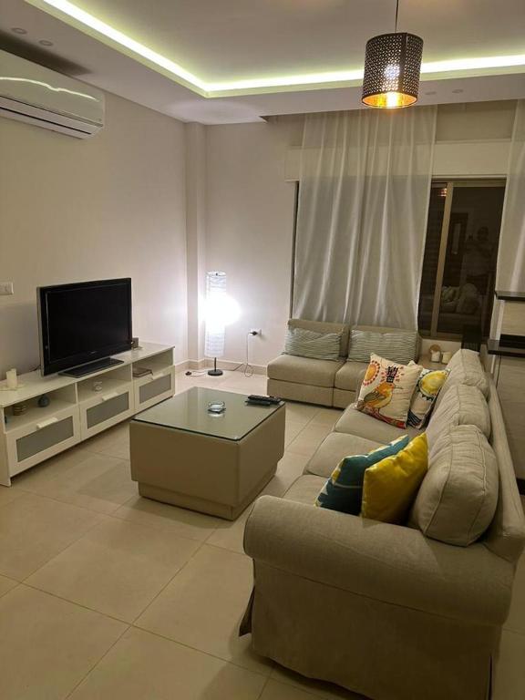 Coin salon dans l'établissement a luxurious cozy furnished apartment for rent in um uthaina
