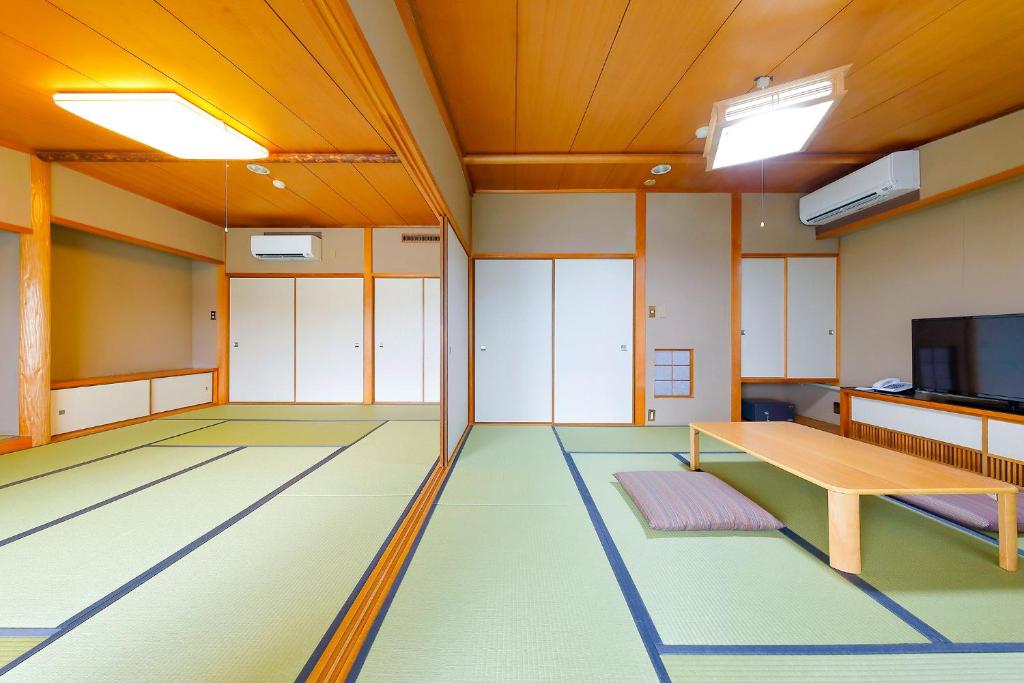 TV a/nebo společenská místnost v ubytování Ooedo Onsen Monogatari Nanki Kushimoto