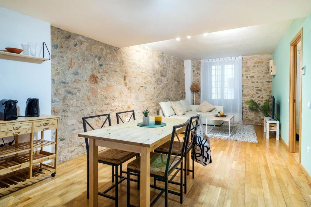 Un comedor y una sala de estar con mesa y sillas. en Elena Apartments - Girona, en Girona