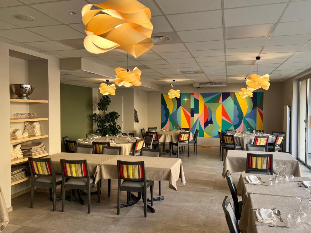 Posezení v ubytování Logis Hôtel Restaurant Azalées
