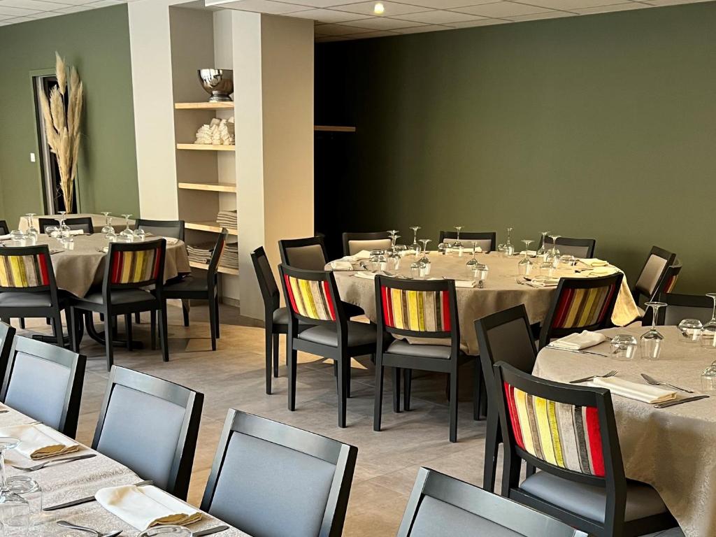 Restaurace v ubytování Logis Hôtel Restaurant Azalées