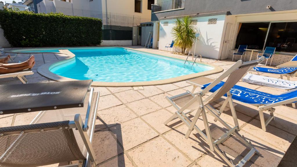 Bazén v ubytování Hotel Consul Dipendenza la Plata con piscina nebo v jeho okolí