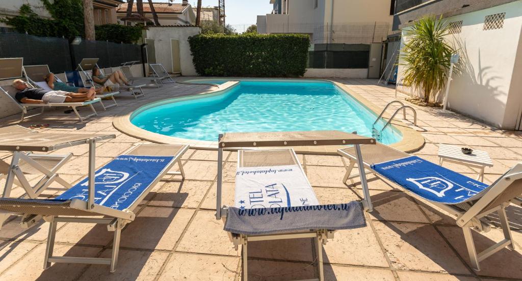 Bazén v ubytování Hotel Consul Dipendenza la Plata con piscina nebo v jeho okolí