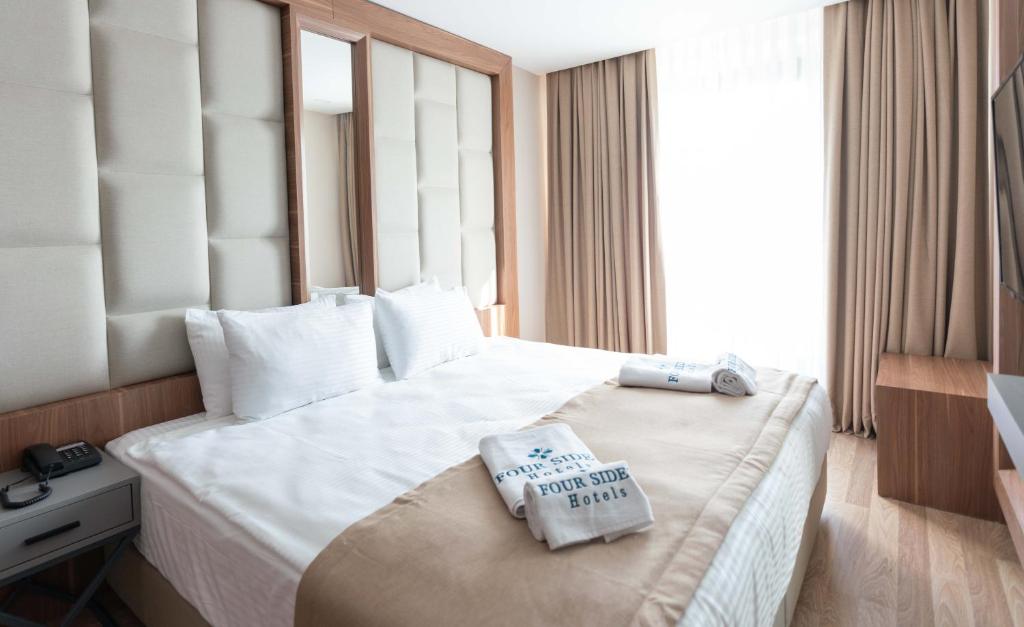 Postel nebo postele na pokoji v ubytování Four Sides Taksim Lion Hotel&Spa