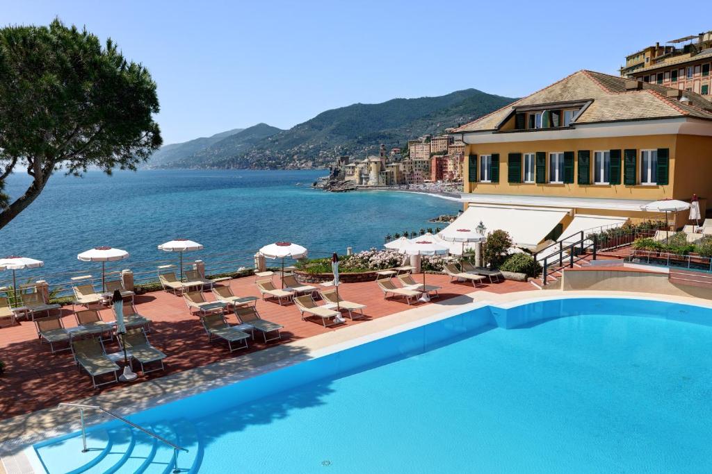 a swimming pool with a view of the ocean at Hotel Cenobio Dei Dogi in Camogli