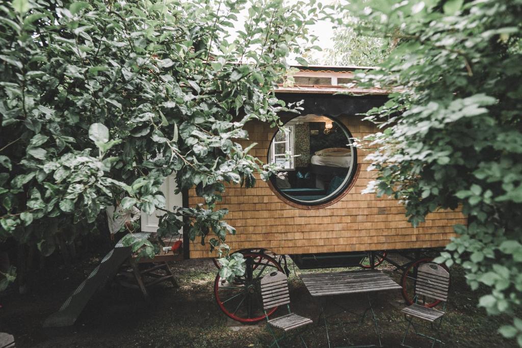 a mirror on the side of a tiny house at Camping Passeier Glamping Aurum in Saltusio