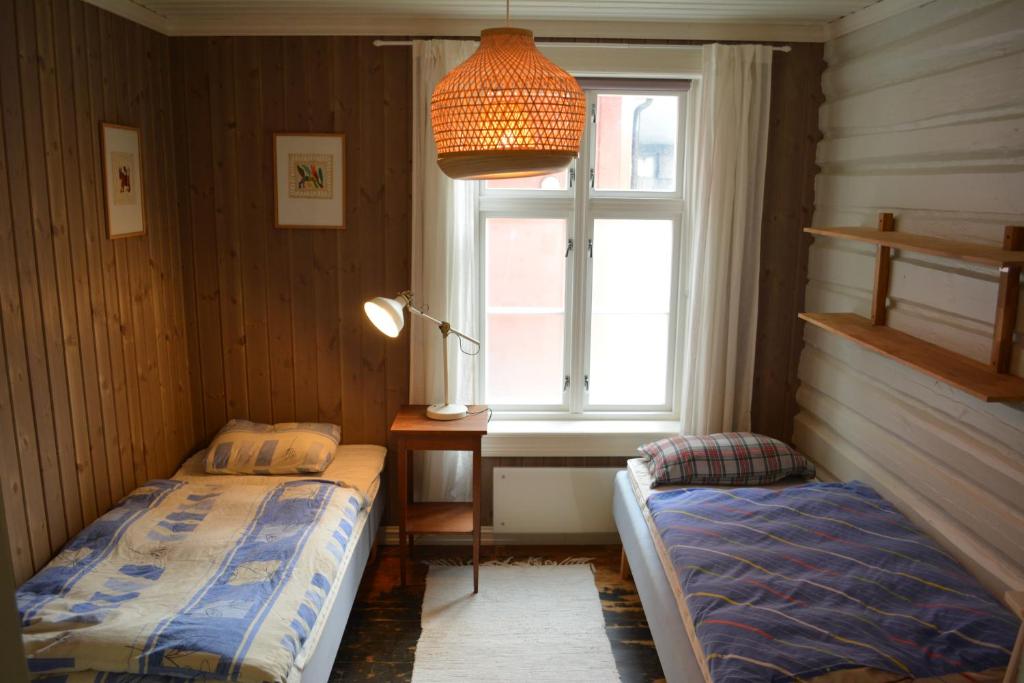 a bedroom with two beds and a window at Apotekbygget in Nesbyen