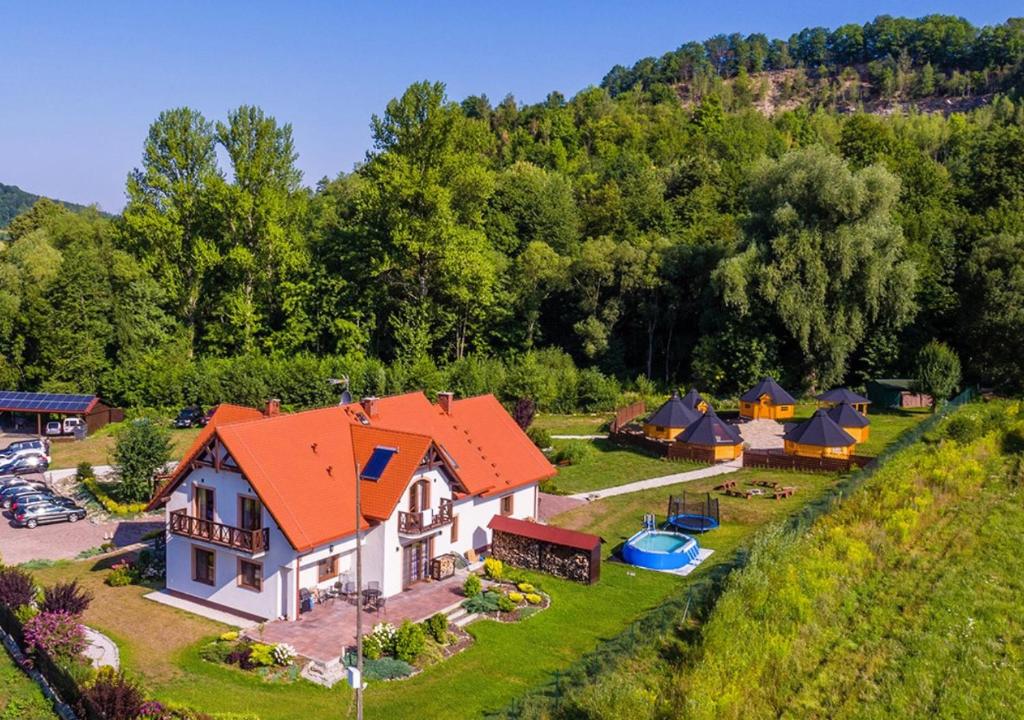 een luchtzicht op een huis met een oranje dak bij Pod Chmielarzem in Wojcieszów