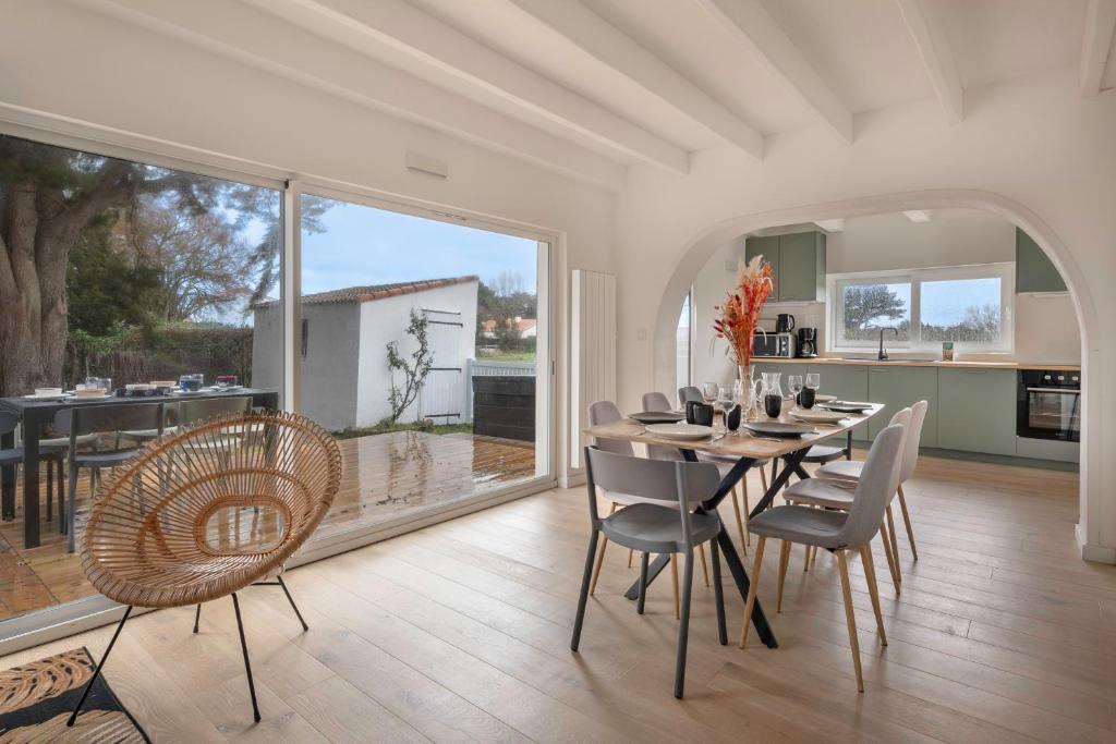 Η κουζίνα ή μικρή κουζίνα στο Maison pour 8, avec jacuzzi à 200m de la plage