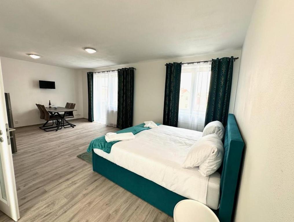 Postel nebo postele na pokoji v ubytování Sky Apartments 502