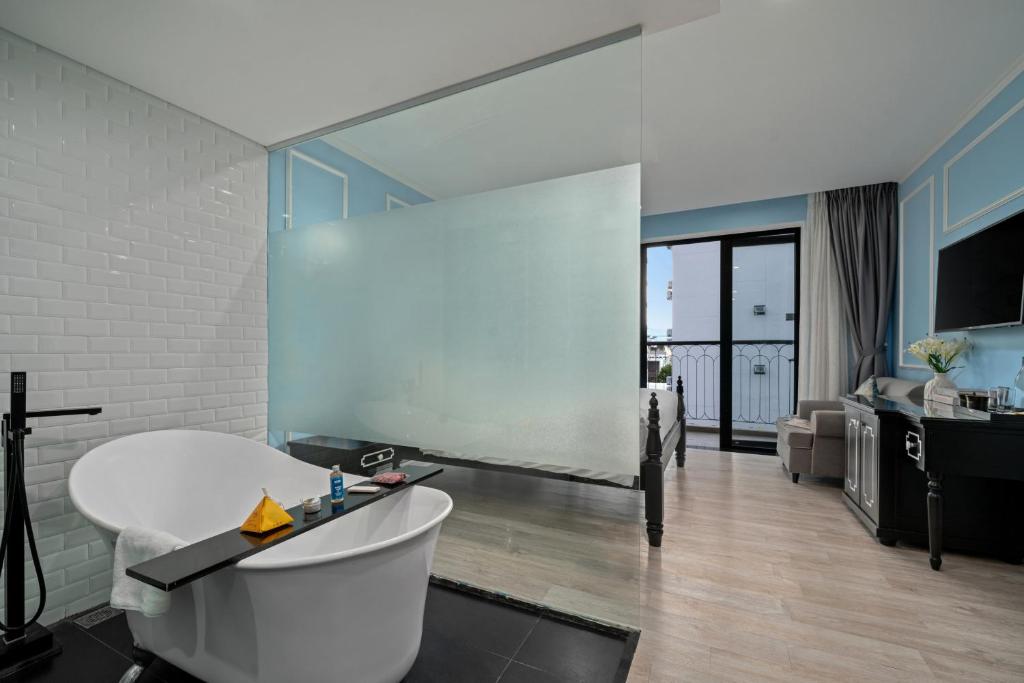 Phòng Deluxe Giường Đôi Có Ban Công Và Bồn Tắm - Tầm Nhìn Ra Thành Phố