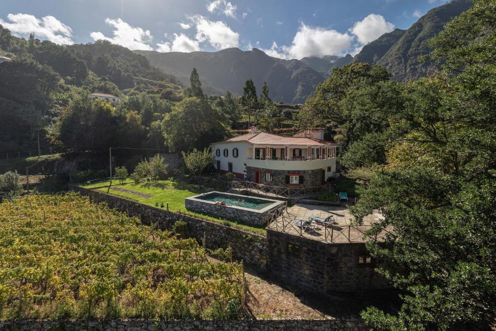 een luchtzicht op een huis in de bergen bij Casas do Lanço by An Island Apart in São Vicente