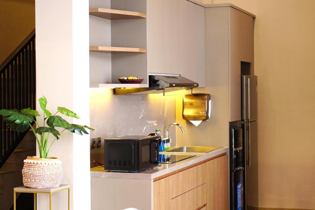 Een keuken of kitchenette bij The Balcone Suites & Resort Powered by Archipelago