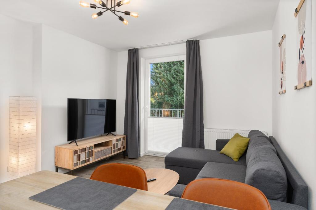 - un salon avec un canapé et une table dans l'établissement CASSEL LOFTS - Komfortable Wohnung für 4 mit Balkon nahe VW-Werk, à Cassel