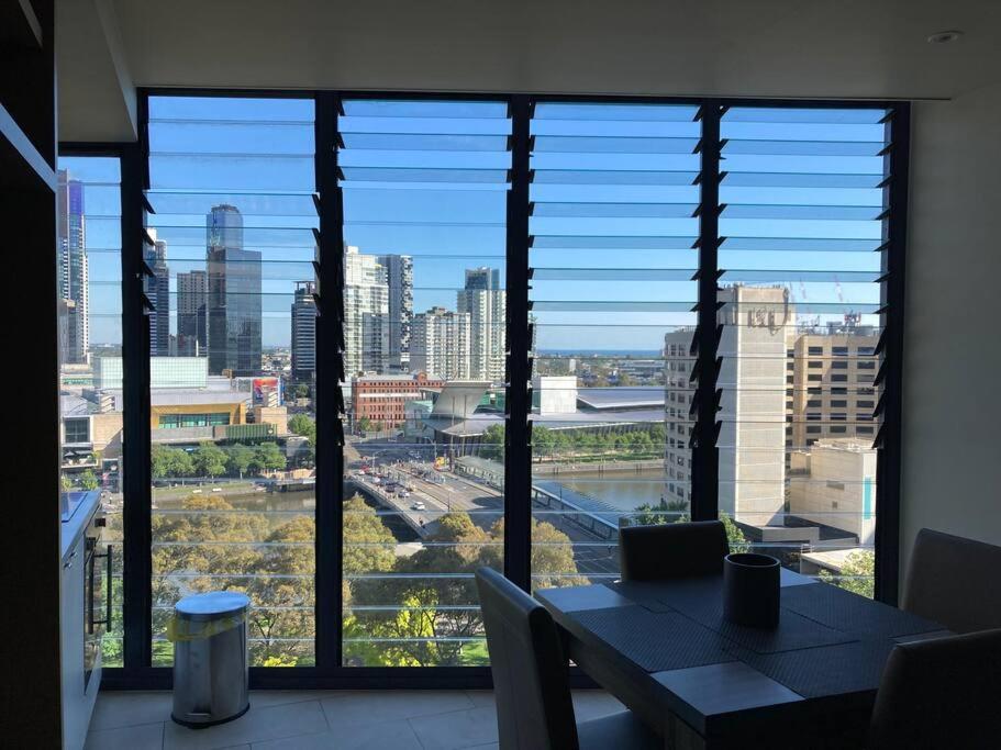 duże okno z widokiem na miasto w obiekcie Stylish , CBD , Views w Melbourne