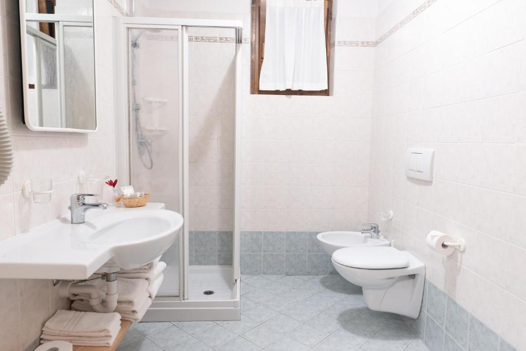 Koupelna v ubytování Hotel Garni Rin Da Rin