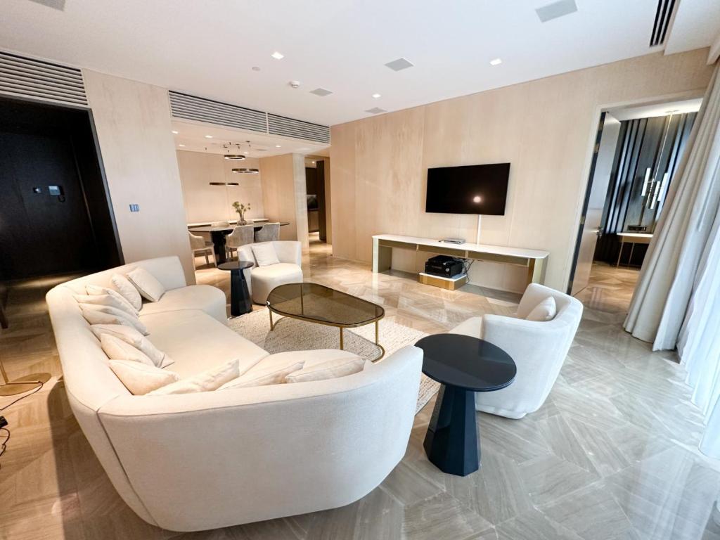 ドバイにあるLuxury Stay At Five Palm Residenceの白いソファとテレビのあるリビングルーム