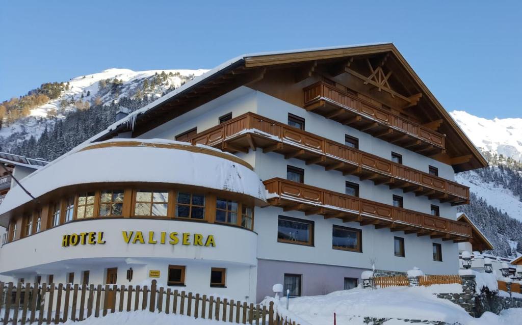 Nespecifikovaný výhled na hory nebo výhled na hory při pohledu z hotelu