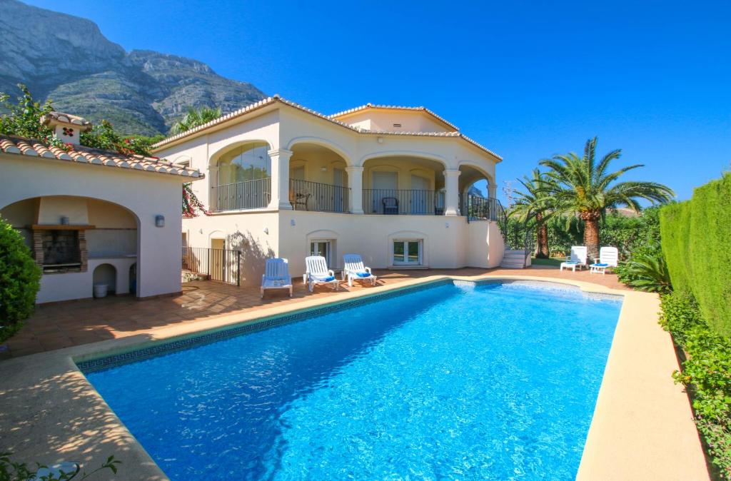 een villa met een zwembad voor een huis bij Belem GS in Denia