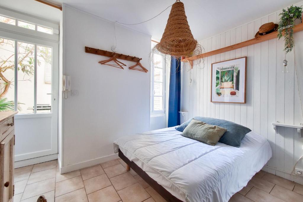 une chambre avec un lit et une fenêtre dans l'établissement La Suite 24 - Studio avec Terrasse à 100m du port de Saint-Martin-de-Ré, à Saint-Martin-de-Ré