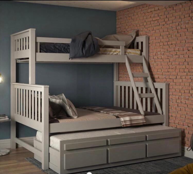 a bedroom with two bunk beds and a brick wall at Área de lazer Simões in Assis