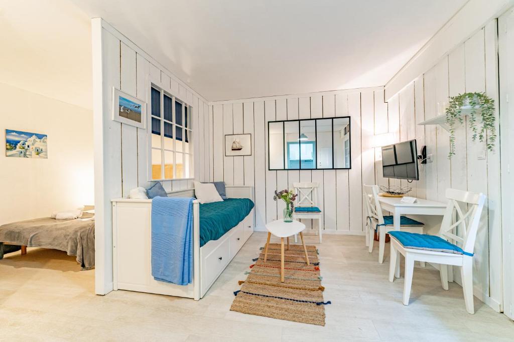 een slaapkamer met een bed, een bureau en een tafel bij Le Relax - Appt avec terrasse à 5mn de la plage in Arcachon