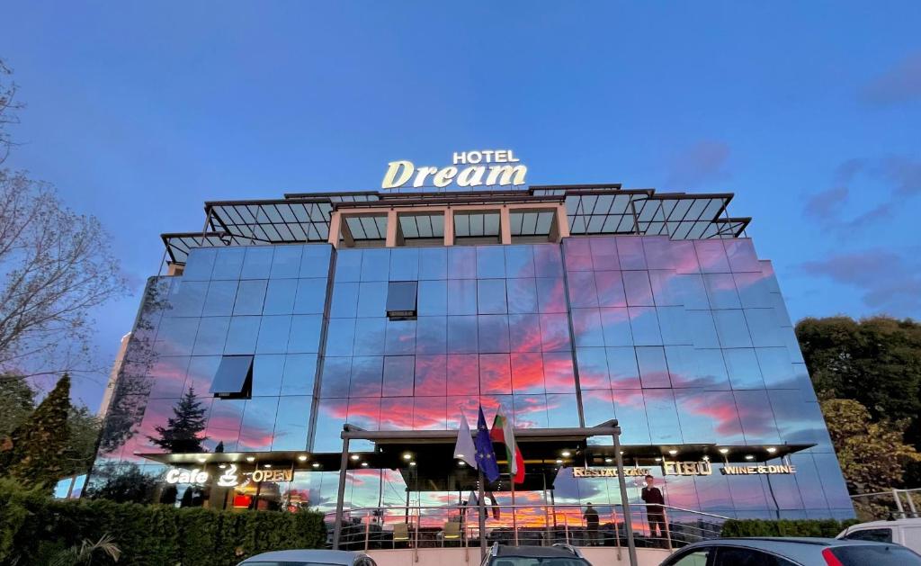 un edificio con un cartello sul lato di Hotel Dream a Sofia