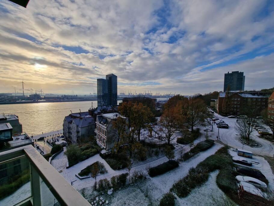 una vista aerea di una città con un fiume e di edifici di River View Apartment ad Amburgo