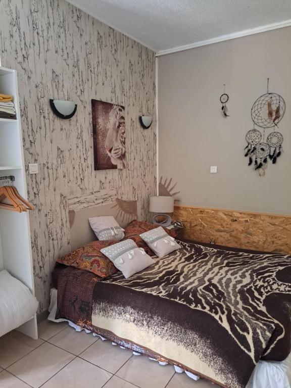 ein Schlafzimmer mit einem Bett mit einer Zebra-Wand in der Unterkunft Appartements Luccisano in Borgo