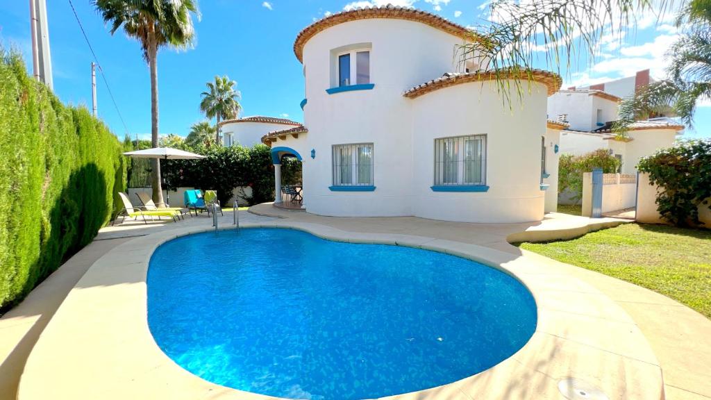 een villa met een zwembad voor een huis bij Villas Molins - BTB in Denia