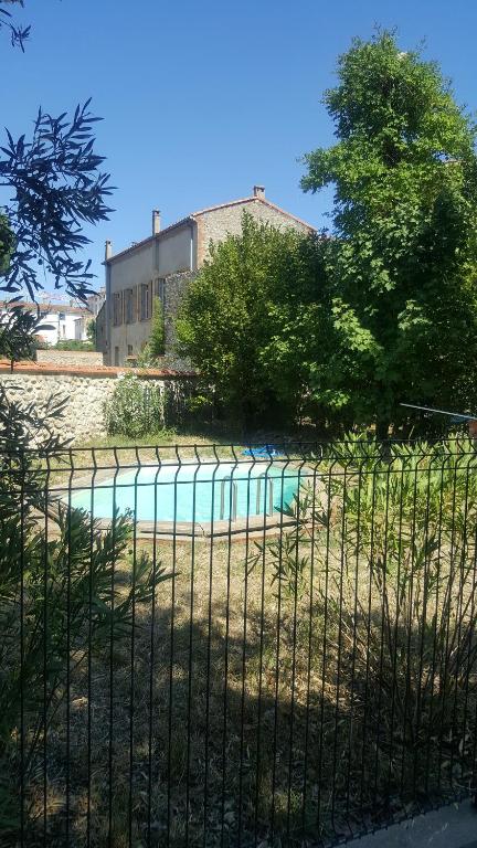 une piscine derrière une clôture dans l'établissement Gîte de charme la belle histoire, à Prades